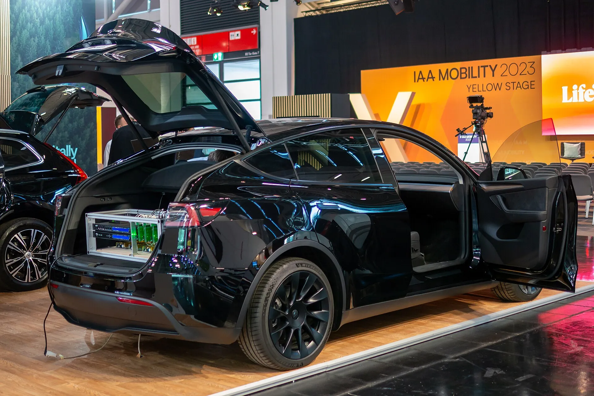 Tesla Model Y auf der IAA Mobility 2023 in München