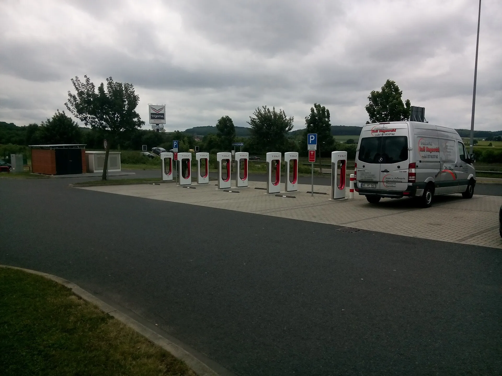 Tesla-Supercharger-Ladestation in Malsfeld an der Autobahn 7