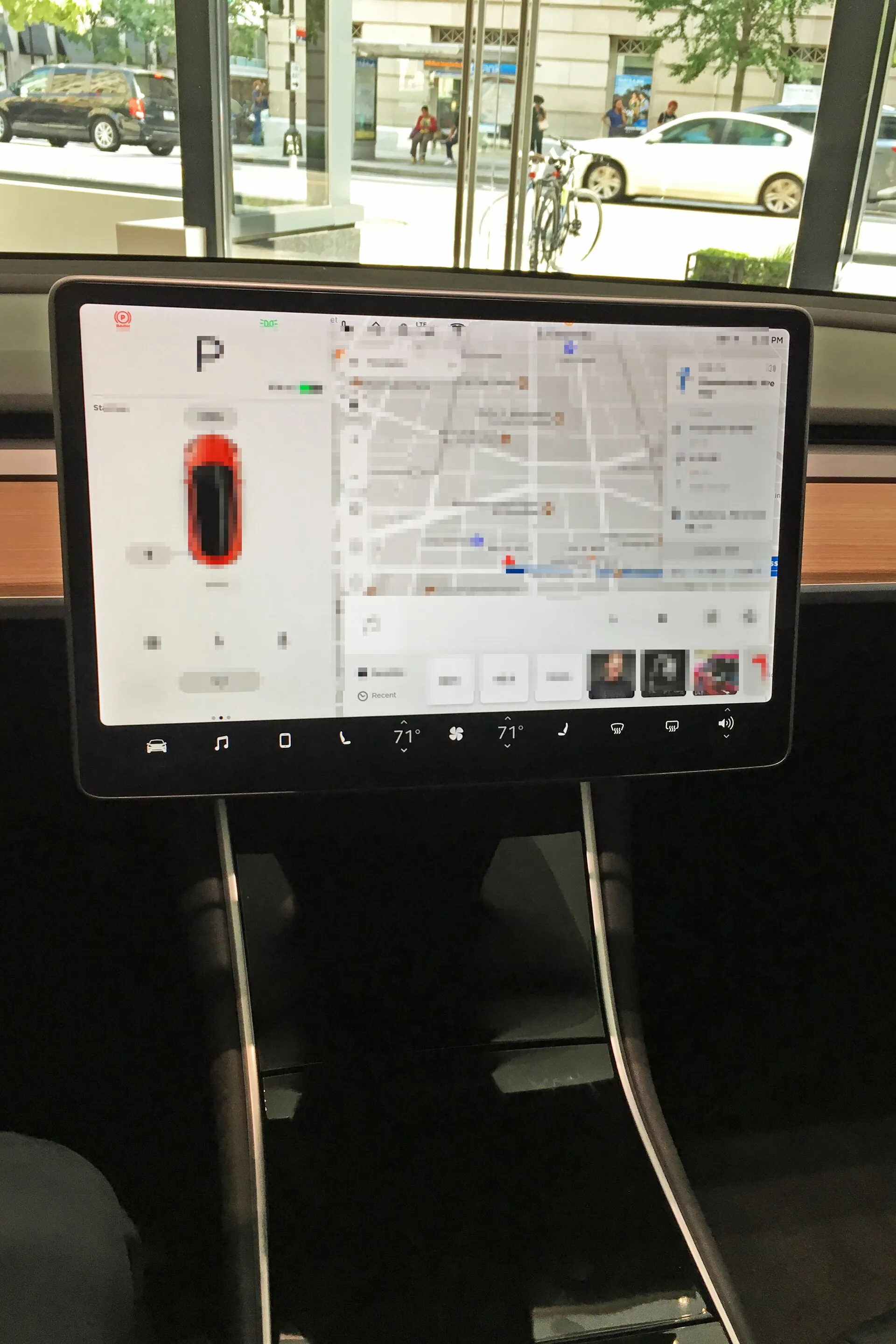 Digitaler Bildschirm im Tesla Model 3, über den Fahrassistenzfunktionen gesteuert werden