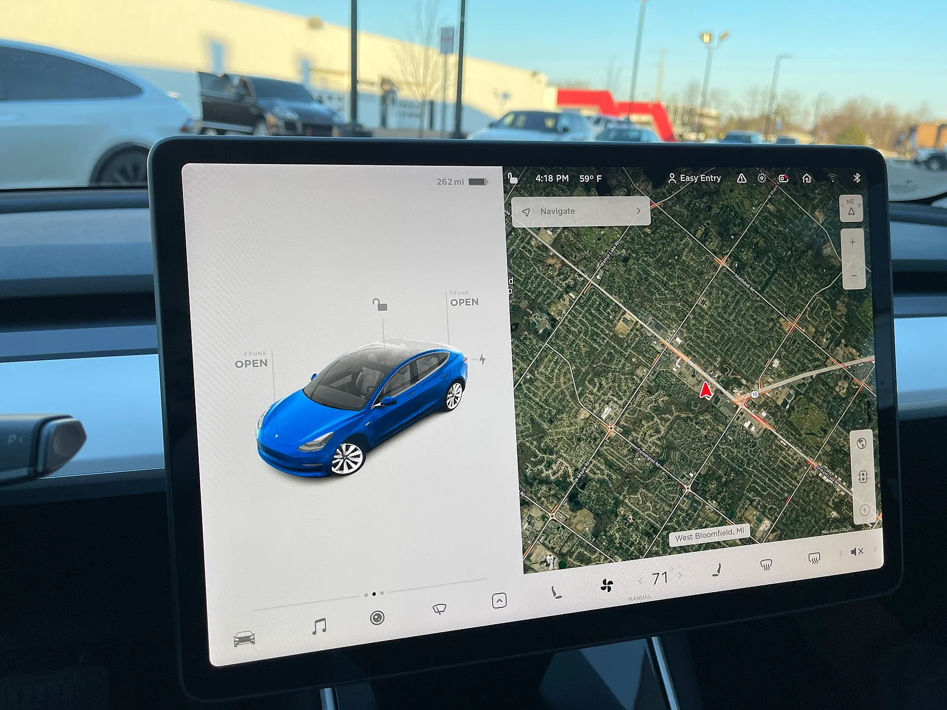 Zentraler Touchscreen im Tesla Model 3