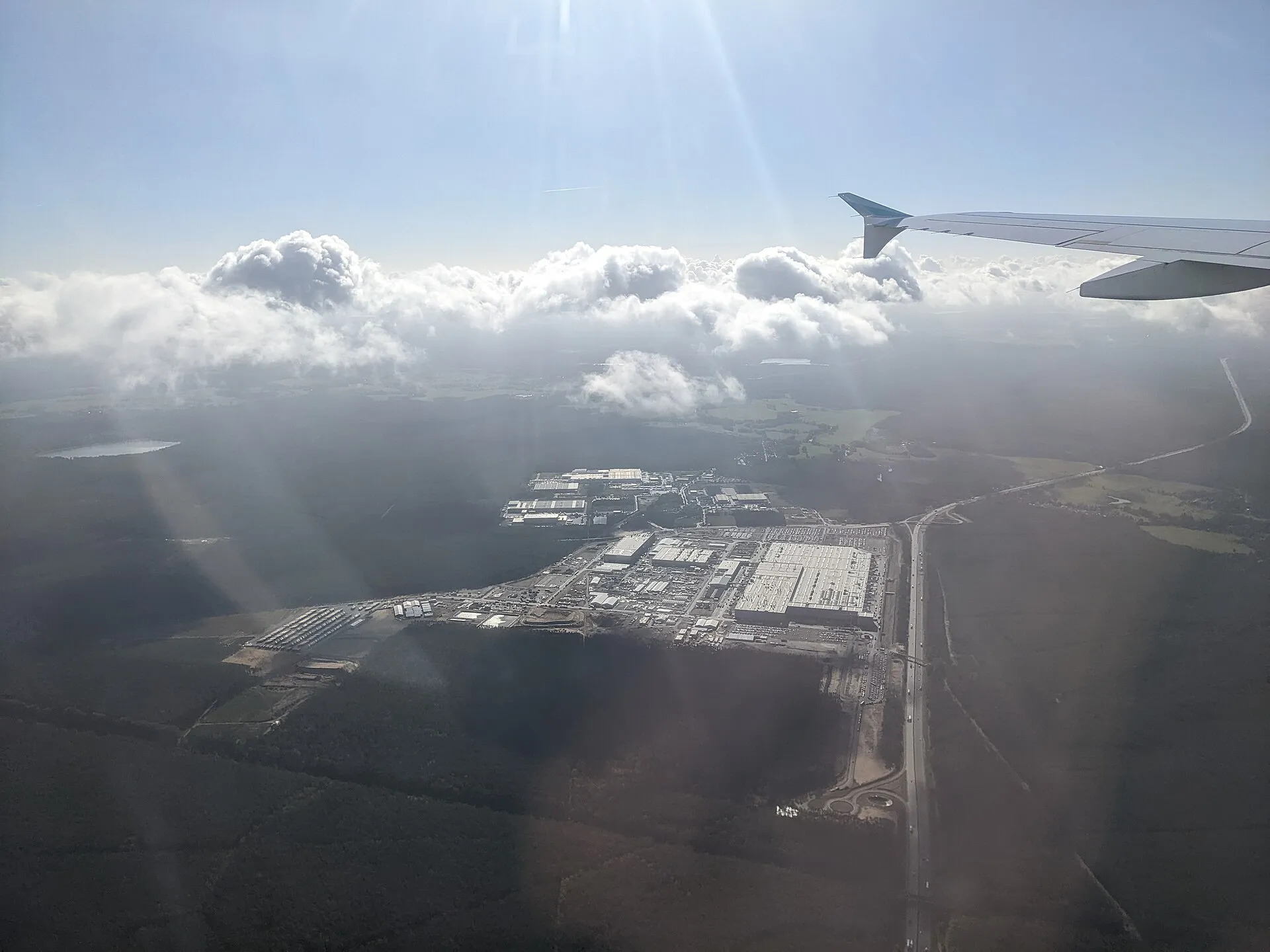 Luftaufnahme der Tesla Gigafactory Berlin-Brandenburg in Grünheide