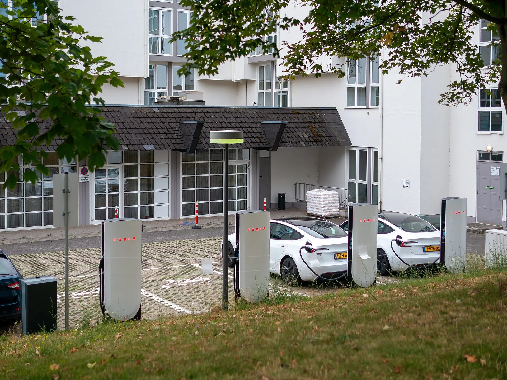 Tesla Supercharger-Station der vierten Generation (V4) in Wiesbaden